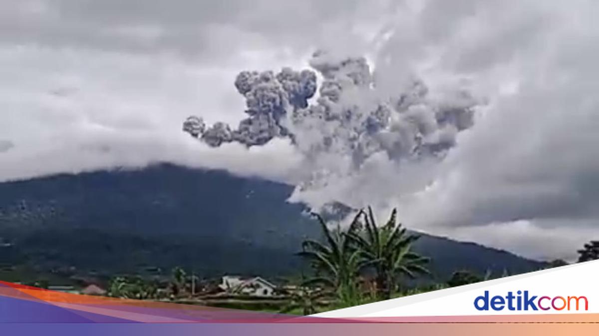 Gunung Marapi Sumbar Erupsi 27 Detik, Warga Sekitar Kawah Diminta Waspadai Hujan Abu