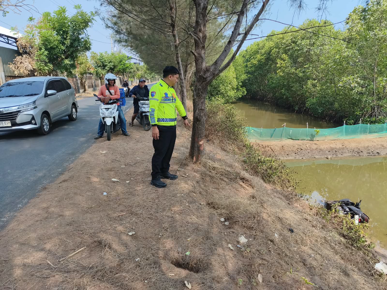Vario Tabrak Pohon lalu Terjun ke Tambak Sigandu Batang, Pengendara Tewas dan Pembonceng Luka