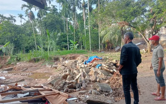 Wabup Aceh Utara Tinjau Rumah Warga Ambruk Digerus Erosi di Sawang, Serahkan Bantuan Darurat