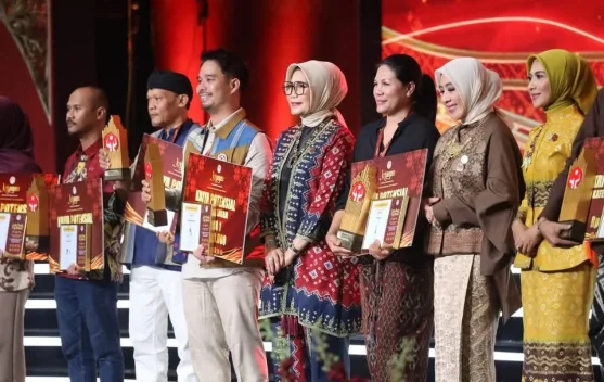 Dekranasda Sultra Raih Dua Penghargaan Kriyanusa 2026, Tenun Sulawesi Tampil di Peragaan Busana Jakarta