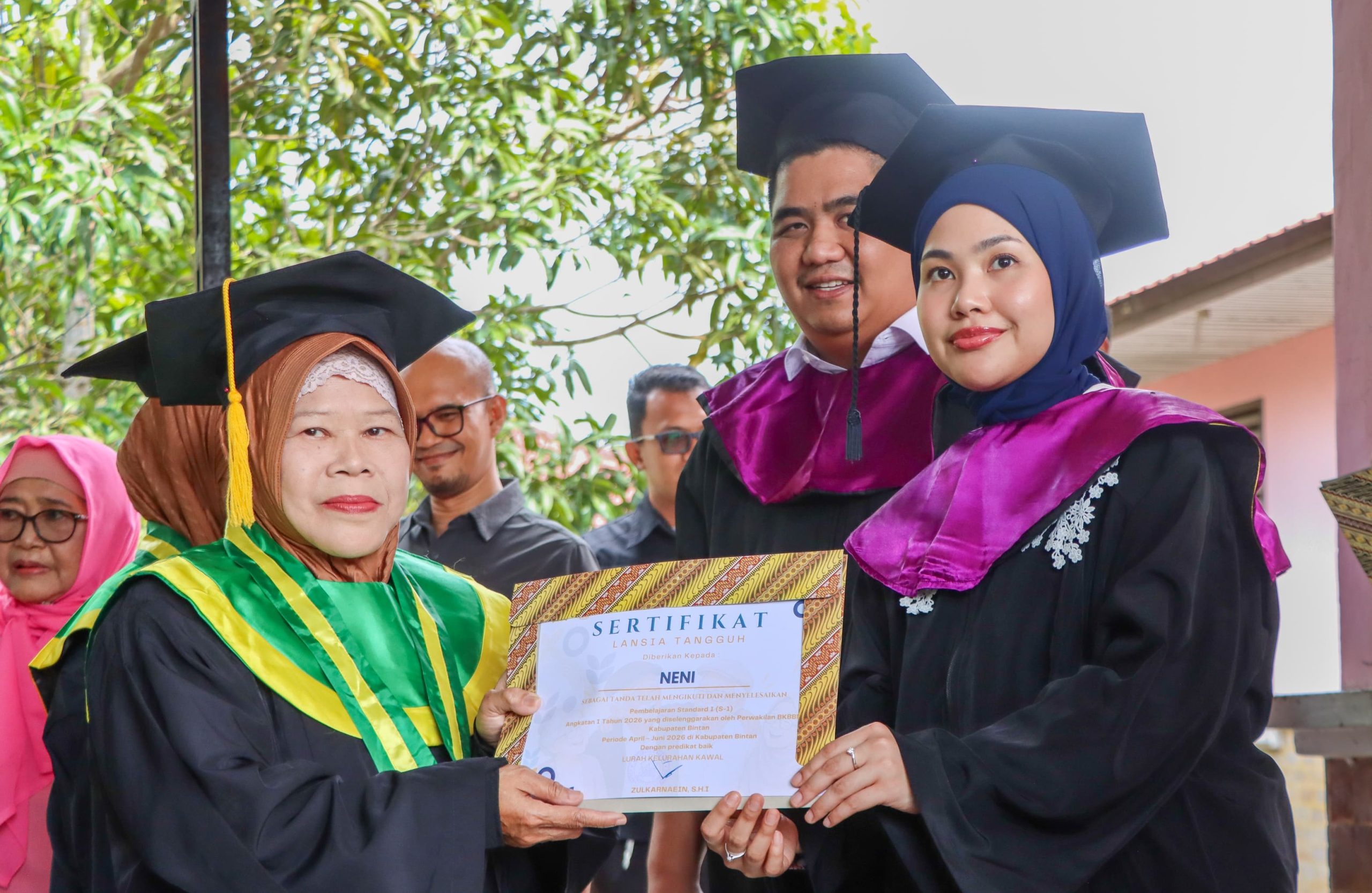 37 Lansia Rumah Bahagia Bintan Diwisuda, Bupati Roby Sebut Belajar Tak Mengenal Usia