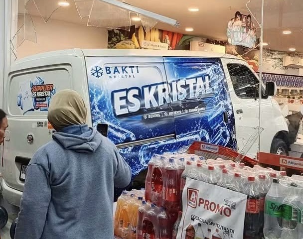 Minibus Seret Tiga Motor ke Dalam Alfamidi Kotobangon Kotamobagu, Ini Kronologinya