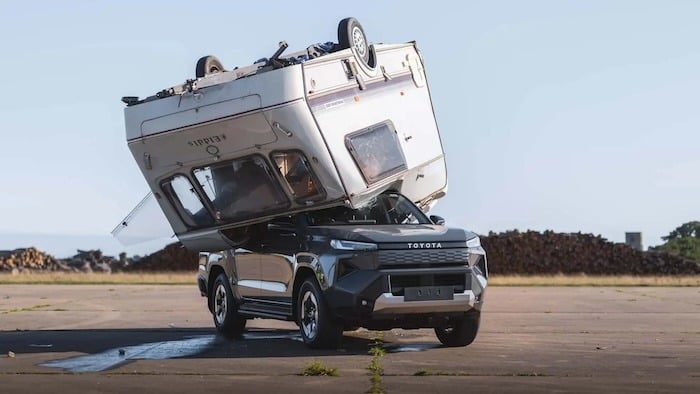 Toyota Jatuhkan Karavan 760 kg ke Hilux Listrik, Uji Ketangguhan EV