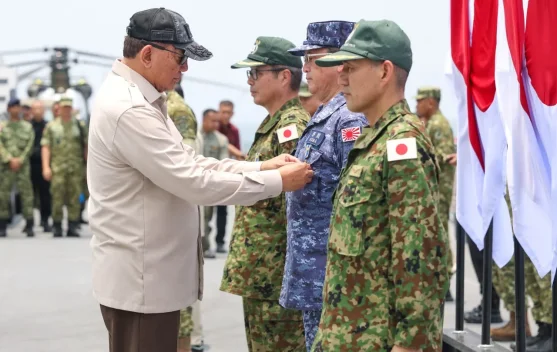 Menhan Sjafrie Anugerahkan Satyalancana Dharma Samudera ke 361 Personel JMSDF di Pelabuhan Kijing Mempawah