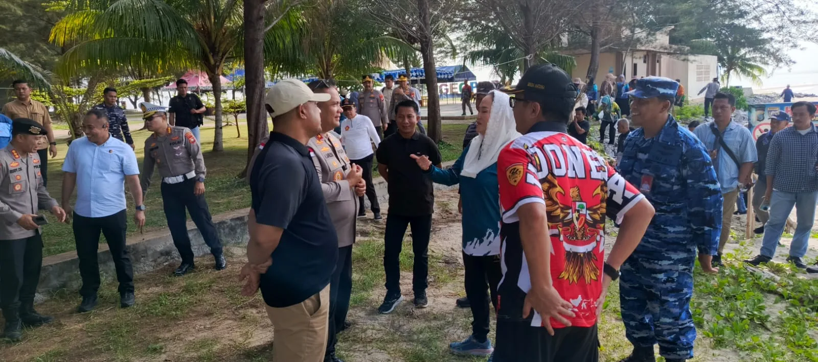 Kapolda Kepri dan Wagub Gotong Royong Bersihkan Pantai Piwang Natuna, Libatkan TNI-Polri dan Warga