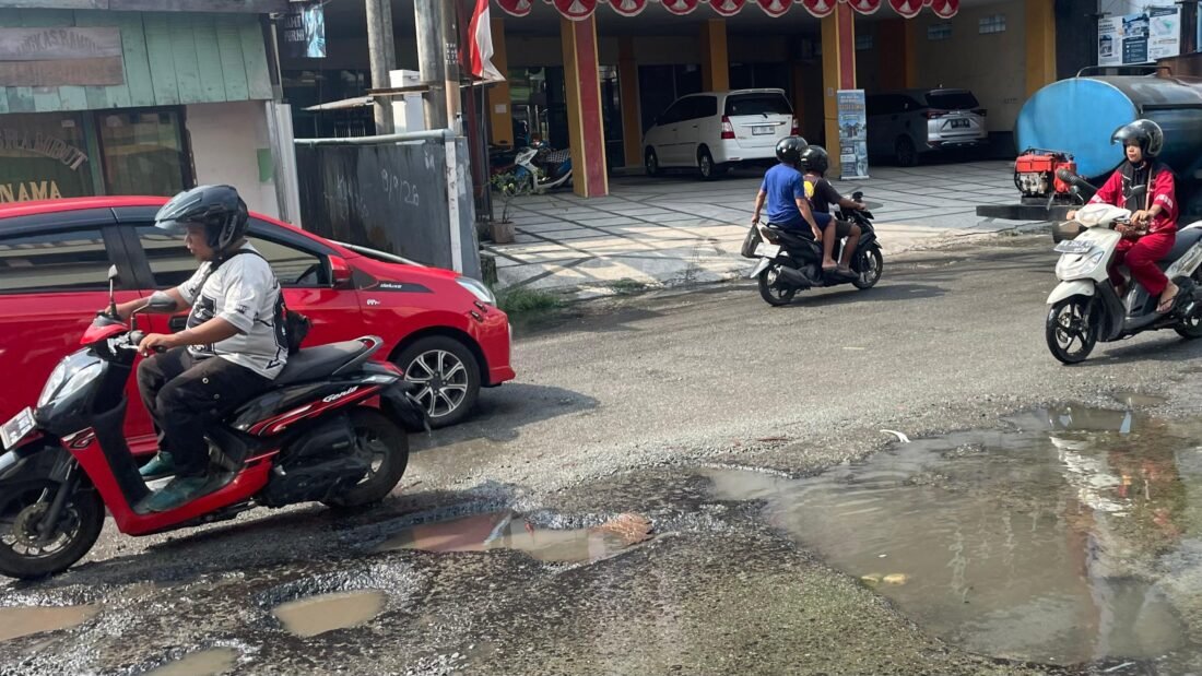 Jalan Gajah Mada Tarakan Berlubang dan Becek Saat Hujan, Pengendara Keluhkan Kerusakan Kendaraan