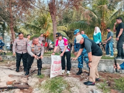 Kapolda Kepri Ajak Seluruh Pemda Jaga Keasrian Lingkungan, Dimulai dari Pantai Piwang Natuna