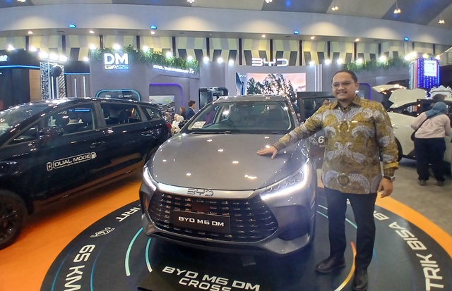 BYD M6 DM Meluncur di GIIAS Semarang, PHEV 7 Penumpang Rp401 Juta