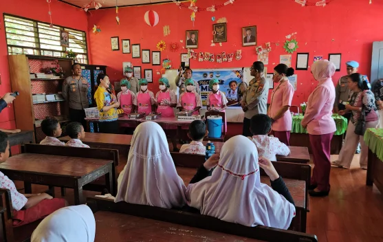 SPPG Polda Papua Uji Coba MBG Pola Prasmanan di SD Inpres Dok VIII Jayapura, Evaluasi Segera Diserahkan ke Pusat