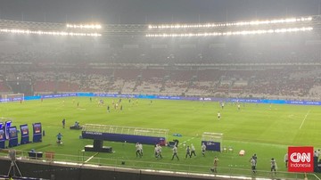 Hujan Deras Guyur GBK Jelang Indonesia vs Bangladesh di FIFA ASEAN Cup