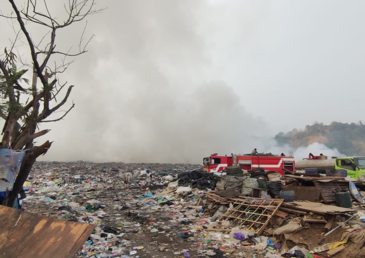 Kebakaran TPA Jatibarang Hanguskan 10 Hektare, 50 Personel Damkar Masih Padamkan Bara di Zona 1-3