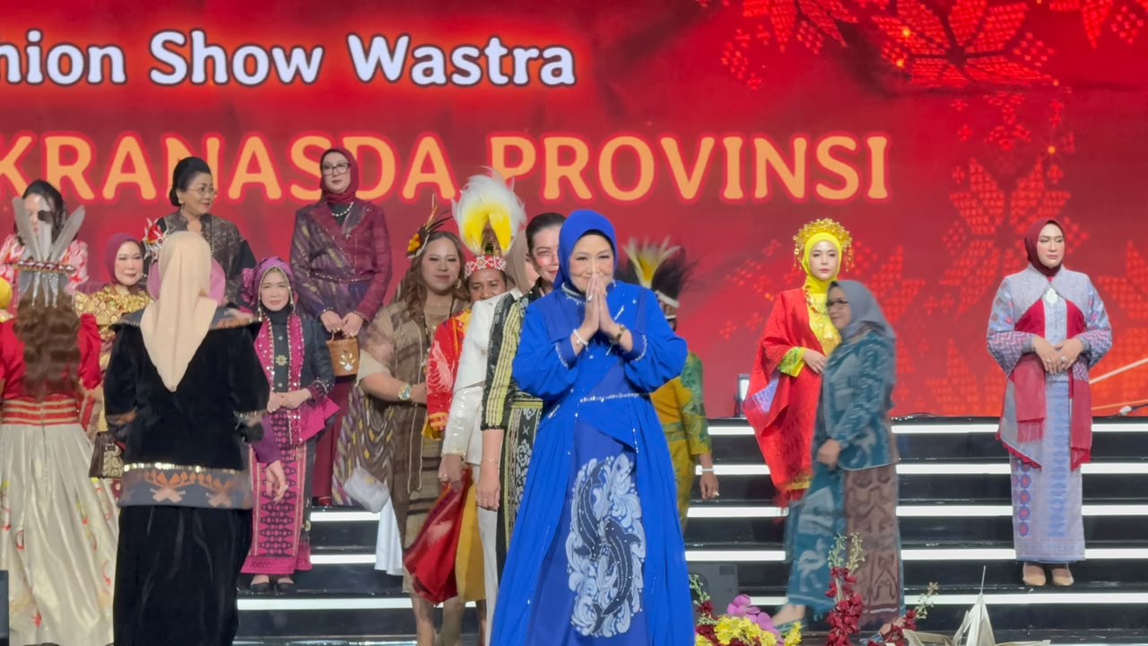 Ketua Dekranasda Gorontalo Nani Ismail Mokodongan Pukau Panggung Nasional Lewat Busana Harmoni Biru Karawo