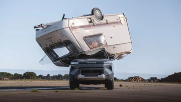 Toyota Hilux Listrik Dijatuhi Karavan 760 Kg dari 9 Meter, Tetap Bisa Jalan