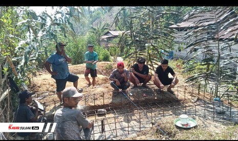 TNI dan Warga Desa Uhaemate Mamuju Bergotong Royong Bangun Jembatan Gantung Penghubung Antar-Dusun