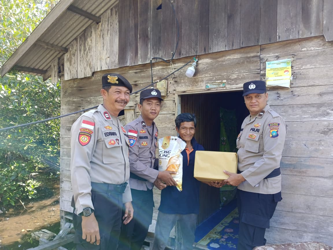 Polsek Bunguran Barat Salurkan 10 Paket Bansos ke Warga Kurang Mampu Sedanau Natuna