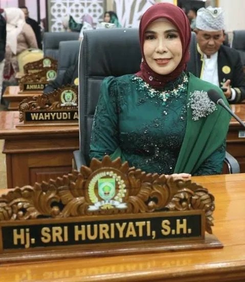 Anggota DPRD Balangan Hj. Sri Huriyati Hadi Minta Warga Pakai Masker dan Kurangi Aktivitas Luar Ruang Saat Kabut Asap