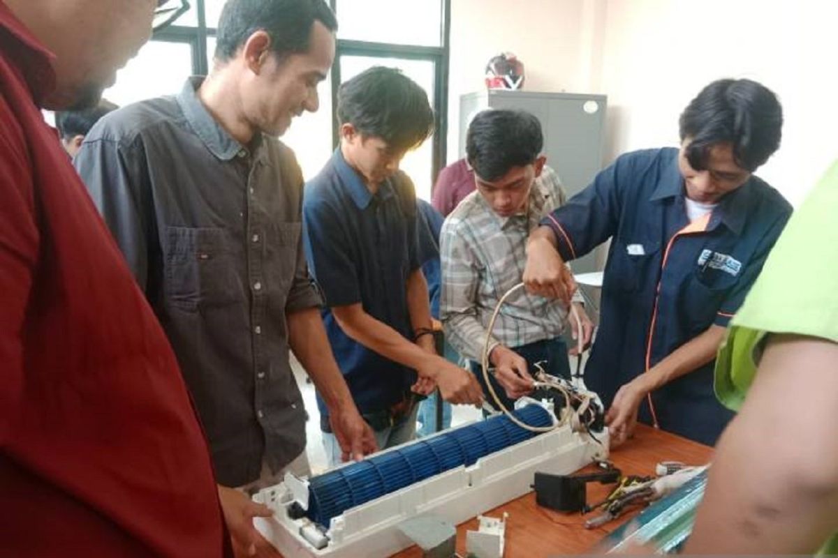 Disnaker Kota Tangerang Latih 16 Warga Jadi Teknisi AC di BLK Cipondoh, Incar Peluang Jasa Musim Kemarau