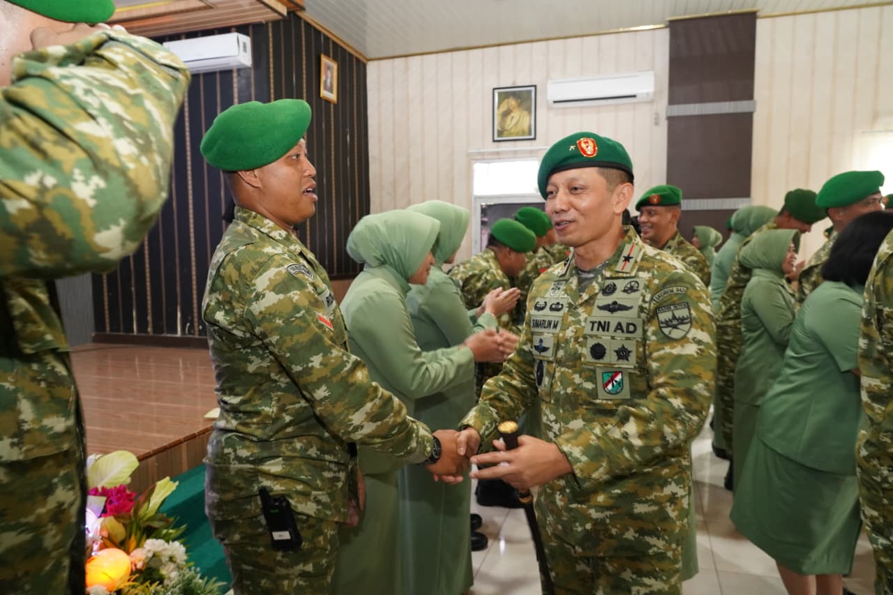 Danrem 043/Gatam Naikkan Pangkat 5 Perwira di Kota Metro, Ingatkan Keluarga Jadi Sumber Kekuatan