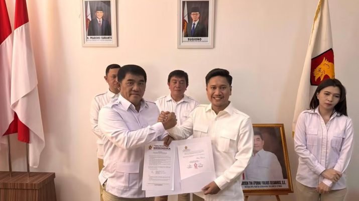 Gubernur Sulut Yulius Selvanus Serahkan SK Plt Ketua DPC Gerindra Kotamobagu ke Rendy Mangkat