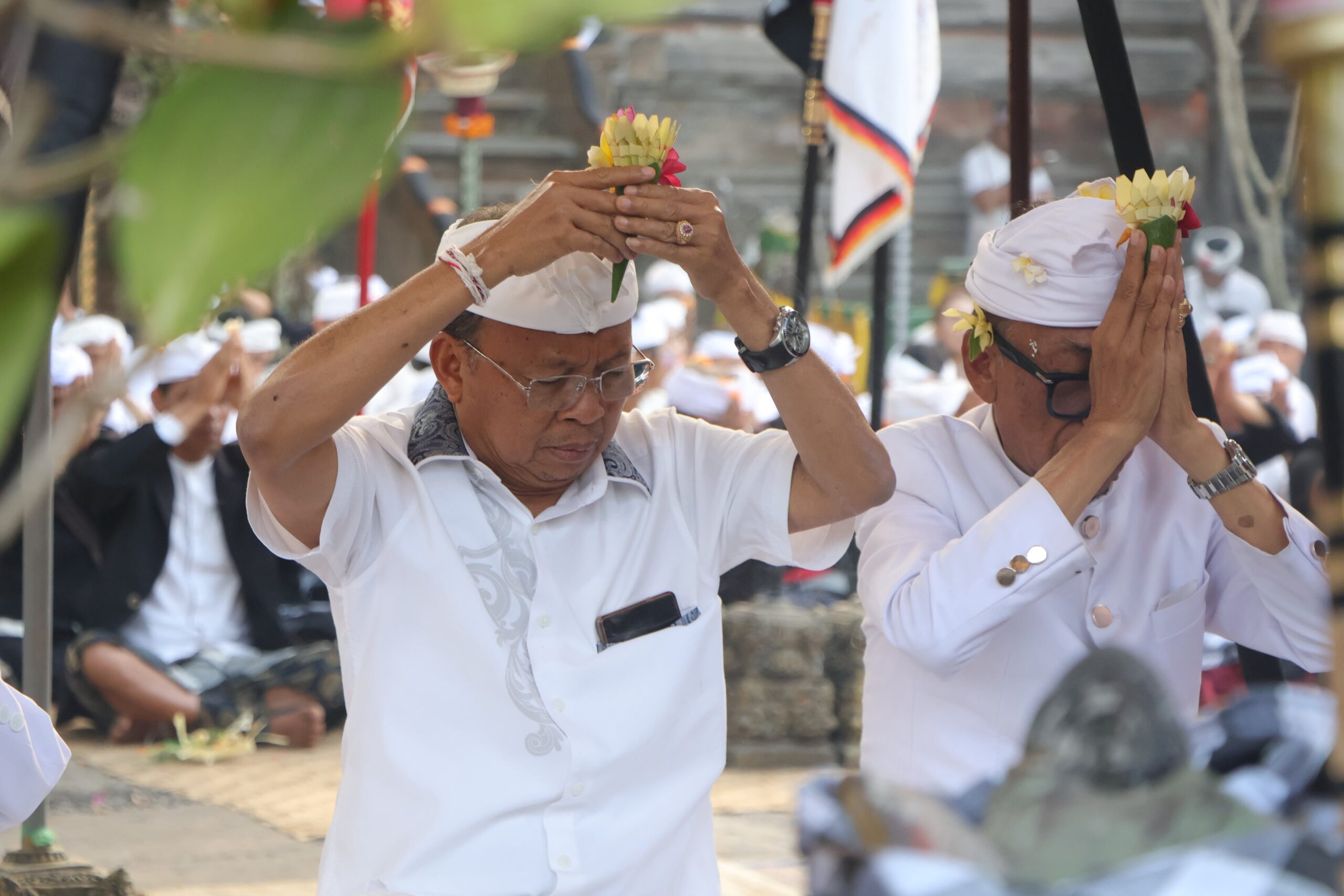 Gubernur Bali Wayan Koster Hadiri Pujawali di Pura Bukit Mentik, Tegaskan Penguatan Desa Adat
