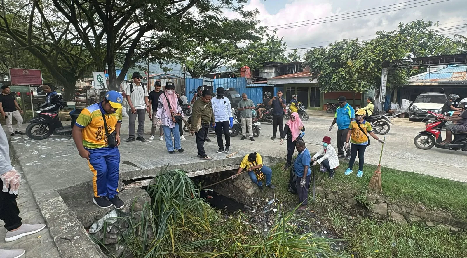 Wakil Wali Kota Jayapura Ajak Warga Bersihkan Abepura Usai Banjir, 150 Paket Sembako Dibagikan