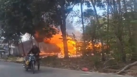 Rumah Papan di Tinanggea Konsel Terbakar, Motor dan Uang Tunai Ikut Hangus, Kerugian Capai Rp80 Juta