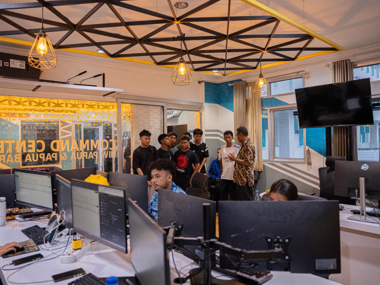 Siswa Bimbel Jayapura Intip SPKLU dan Command Center PLN, Belajar Listrik Papua dari Dapur Pengendali