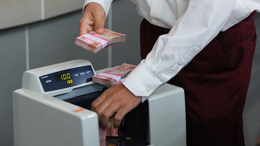 Rupiah Berpotensi Melemah ke Rp17.950, Brent Naik ke US$102,6 per Barel