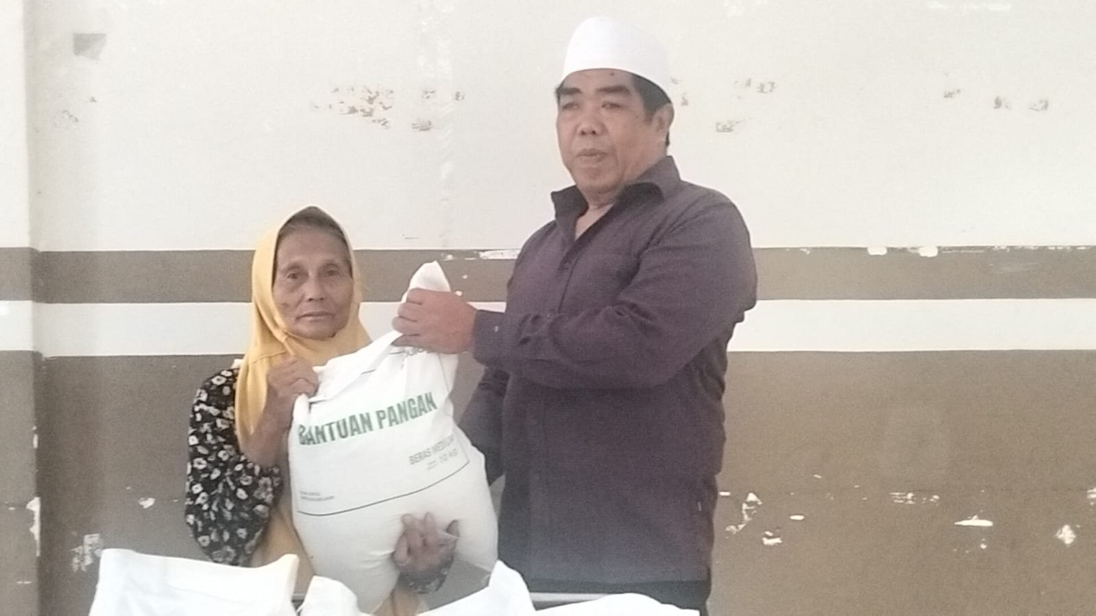 Pemdes Merembu Tolak Kembalikan Bapang ke Bulog, 136 Warga Miskin di Lombok Barat Tetap Dapat Beras