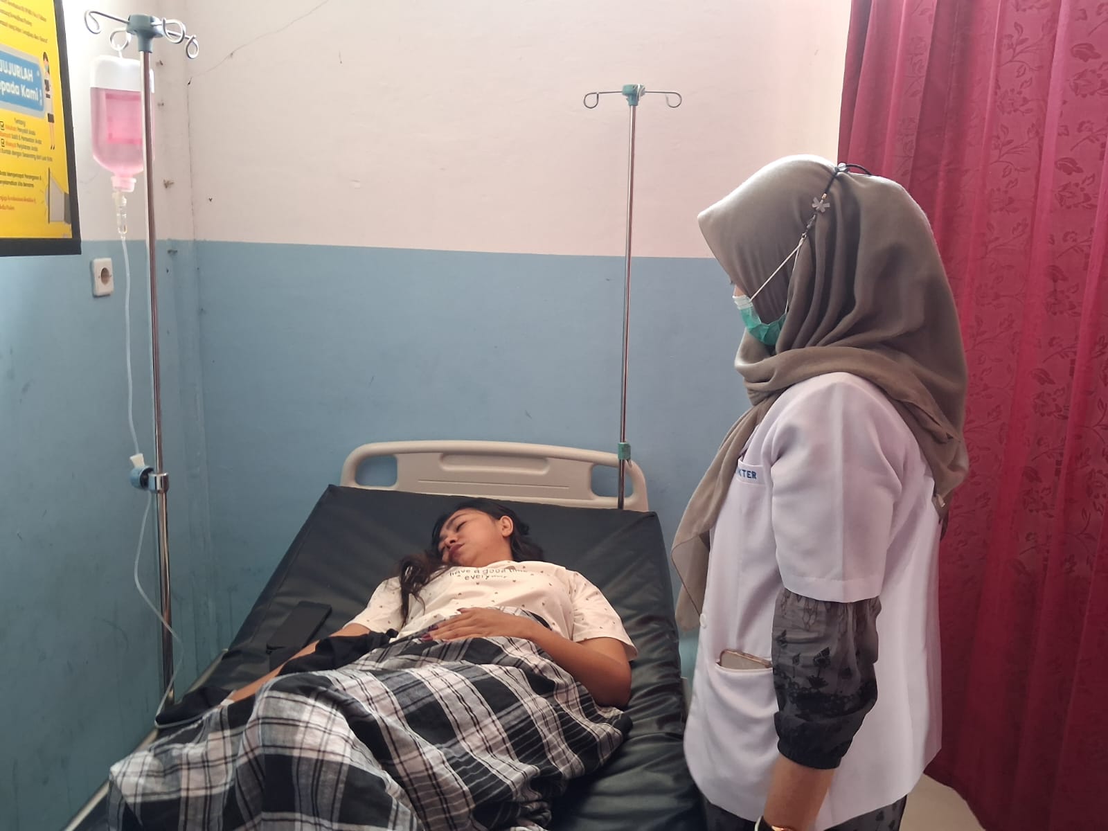 Pimpinan Puskesmas Waekasar Buru Turun Langsung Bersihkan Lingkungan, Warga Sebut Pelayanan Makin Nyaman