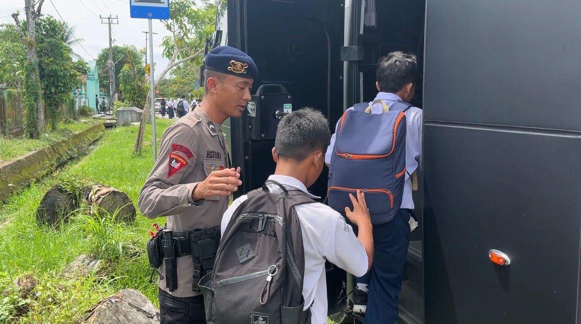 Brimob Polda Kaltara Antar Jemput Gratis Pelajar SMPN 2 Tanjung Selor Pakai Bus