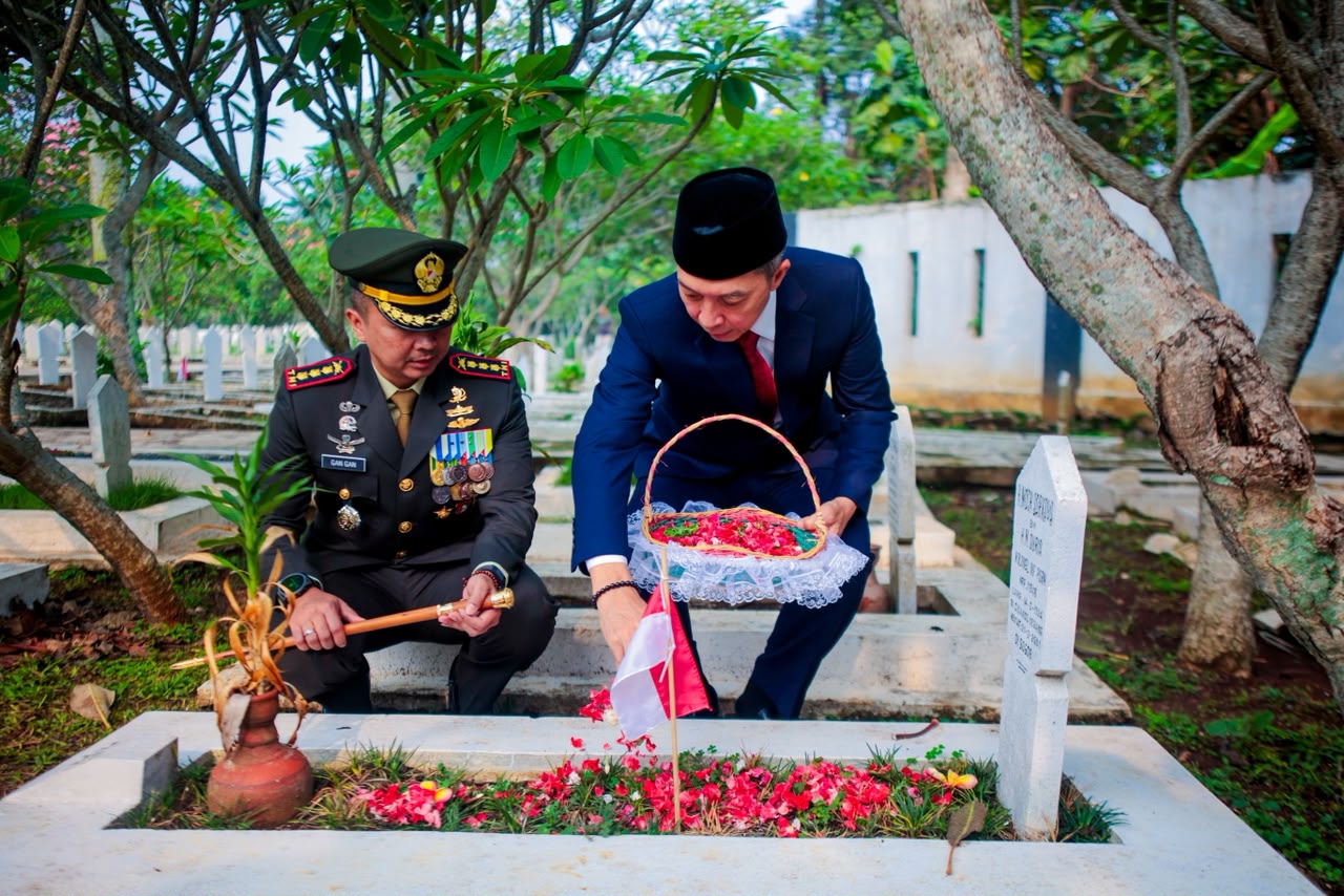 Danrem 061/Suryakancana Pimpin Ziarah Nasional HUT Ke-81 TNI di TMP Dreded Bogor, Wali Kota Dedie A. Rachim Turut Hadir
