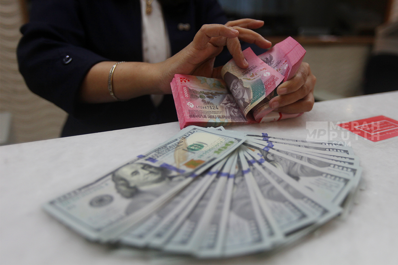 Rupiah Diprediksi Sentuh Rp18.050 Akibat Konflik AS-Iran dan Harga Minyak Global Melonjak