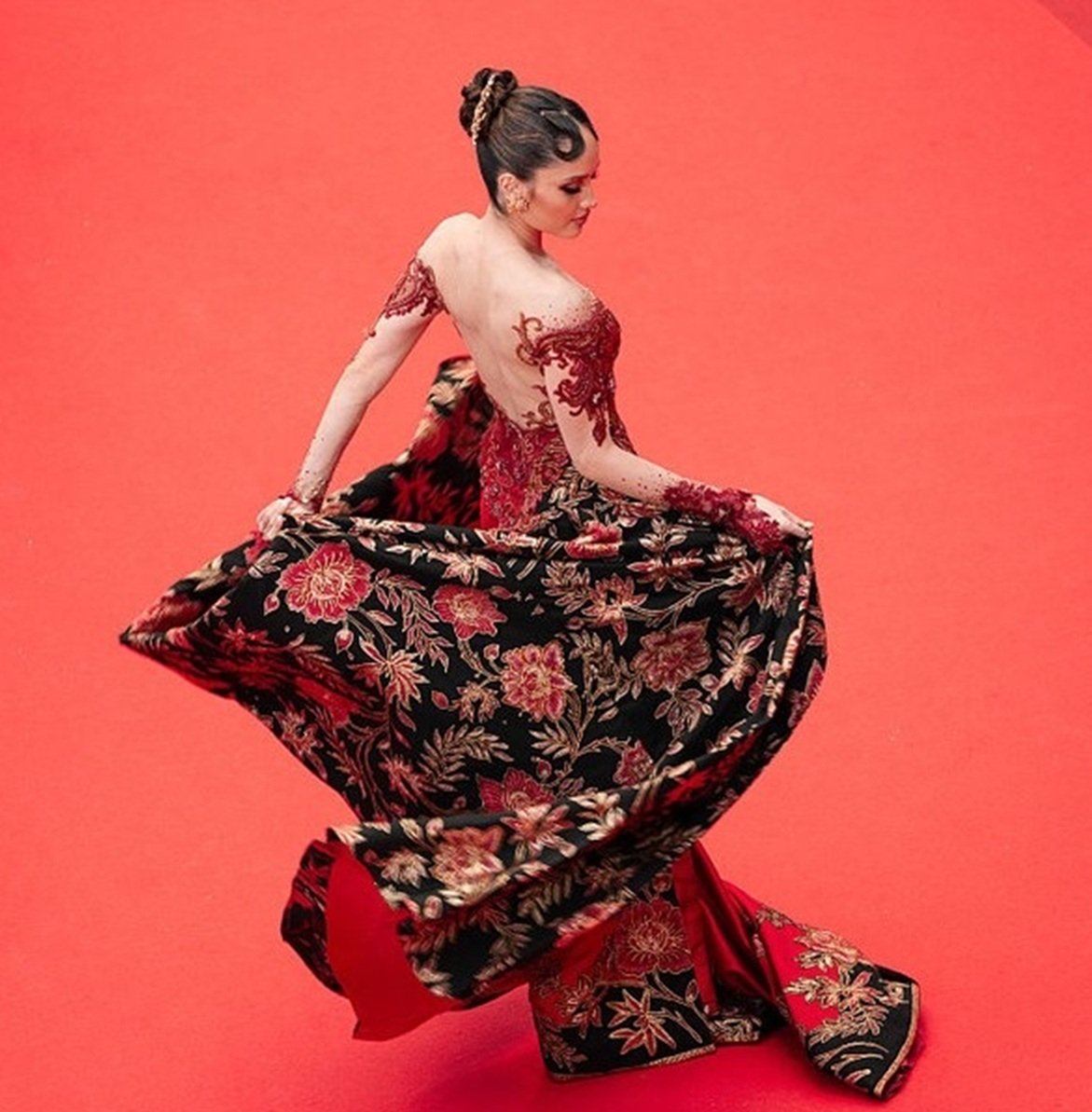 Cinta Laura hingga Maudy Ayunda Bawa Batik ke Panggung Internasional