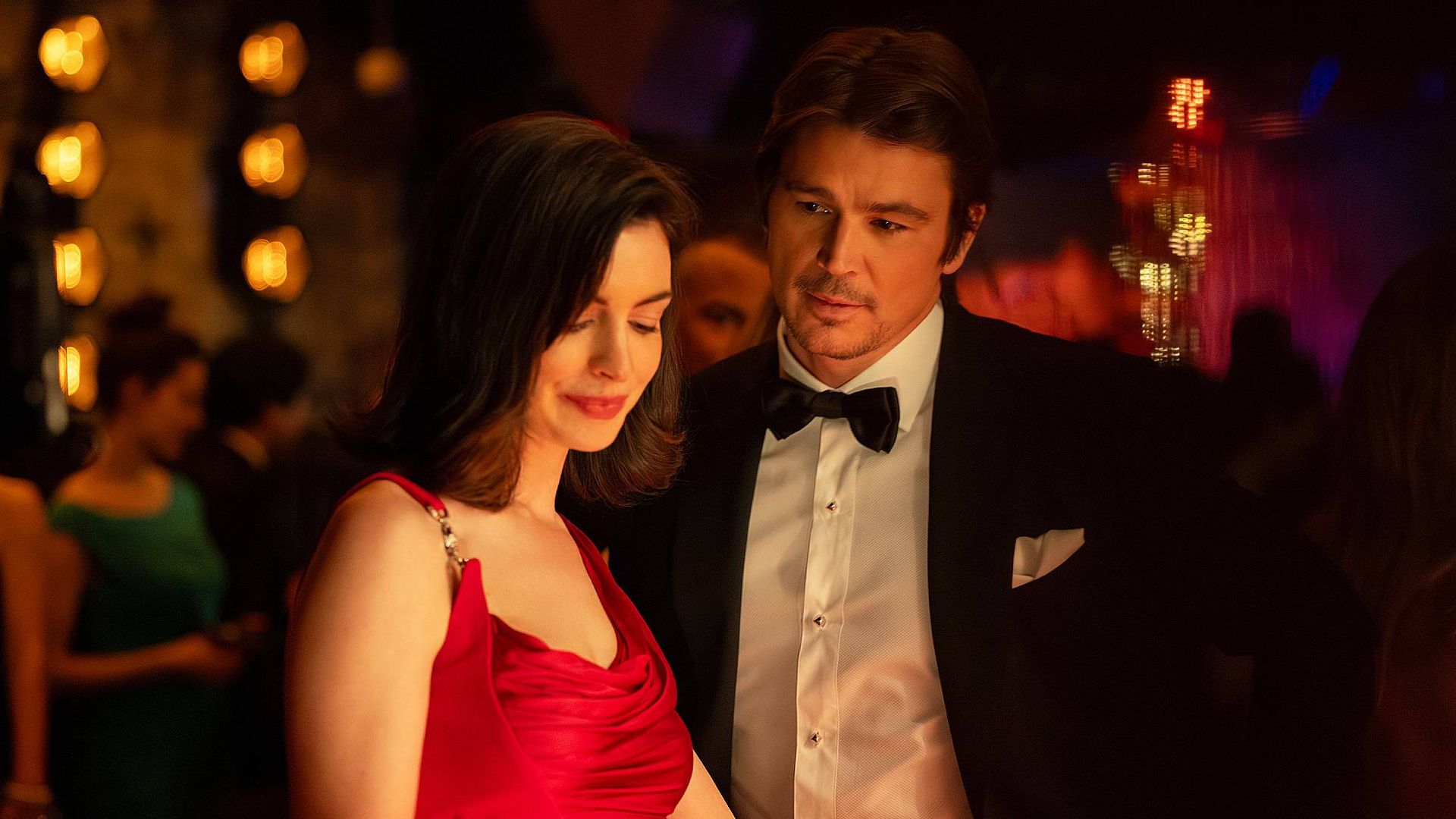 Review Film Verity: Anne Hathaway Sinister, Tapi Plotnya Makin Berantakan