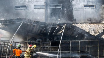 Kebakaran Trans Home Sleman Tewaskan 2 Karyawan, Asap Hitam Masih Membubung