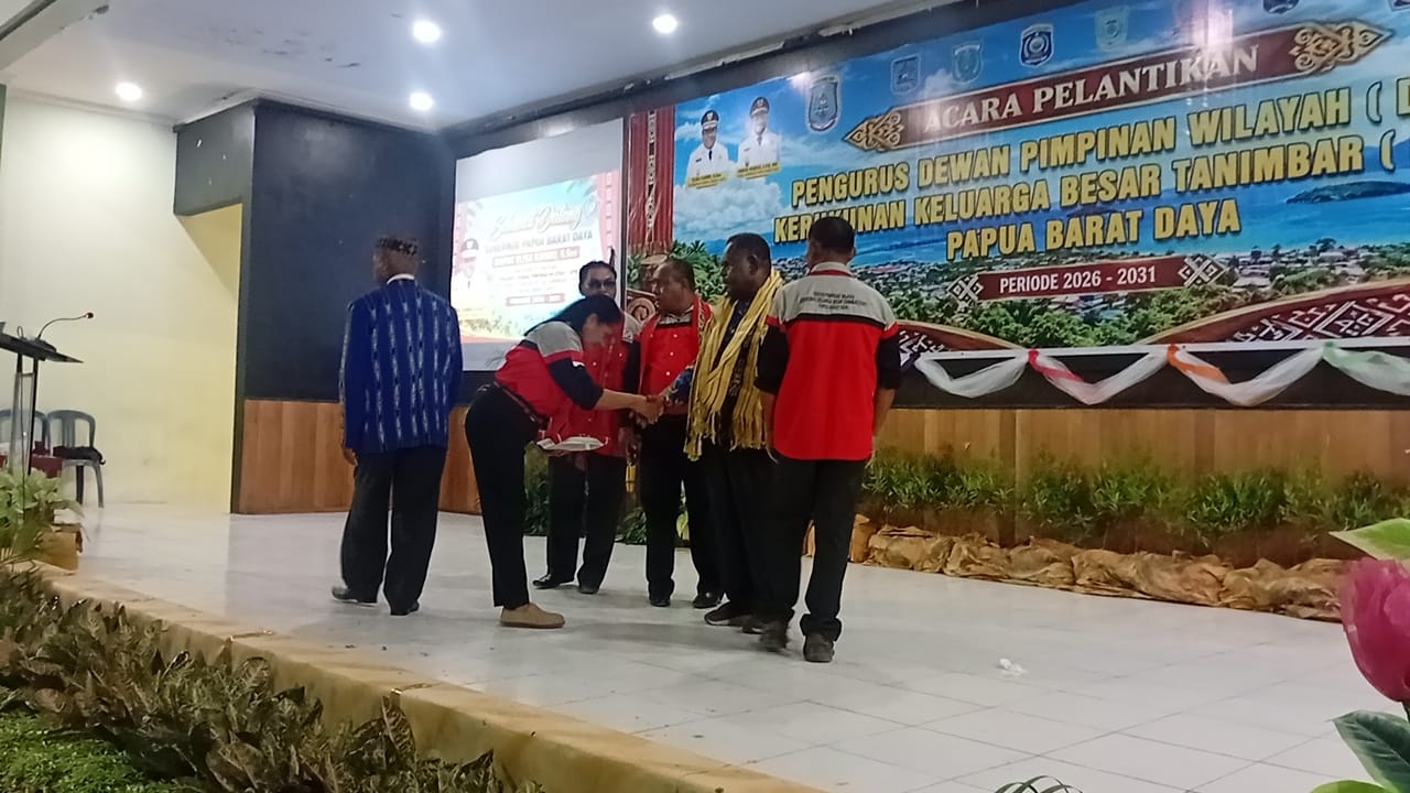 Dewan Adat KKBT Papua Barat Daya Nobatkan Gubernur Elisa Kambu sebagai Anak Tanimbar