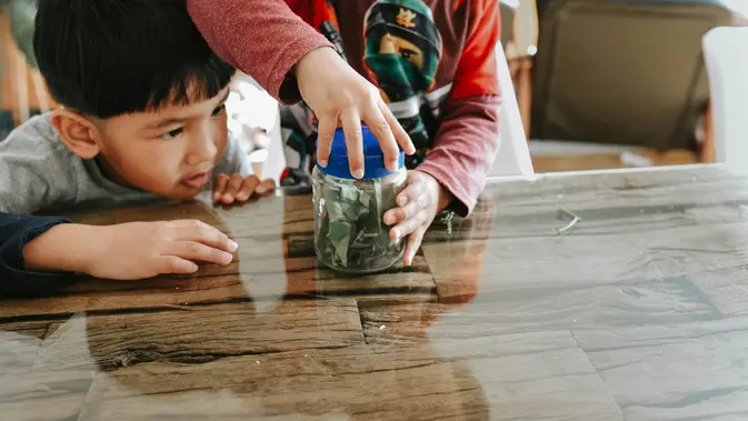 Ajarkan Anak Mengatur Uang Sejak Dini, Mulai dari Kebutuhan vs Keinginan