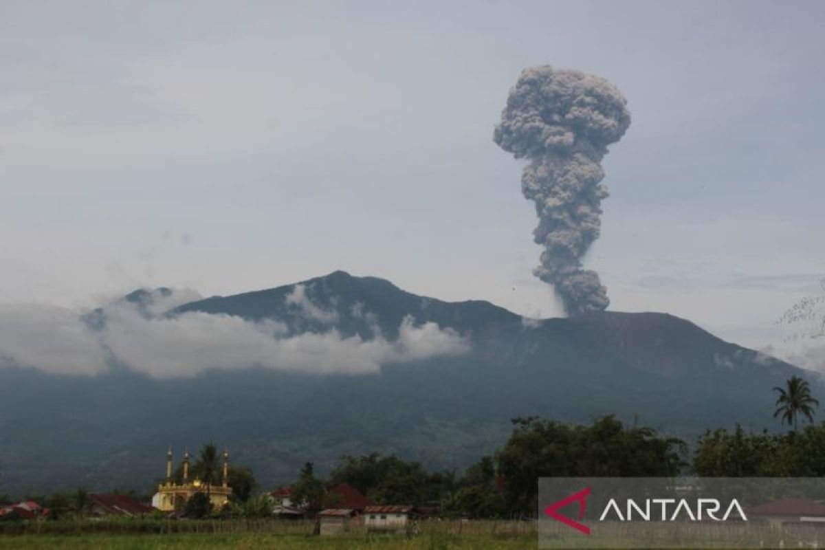 Gunung Marapi Erupsi Kamis Pagi, Abu Vulkanik Menyebar ke Padang Panjang dan Tanah Datar