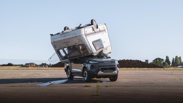 Toyota Jatuhkan Karavan 760 Kg ke Hilux Listrik, Pikap Masih Bisa Melaju