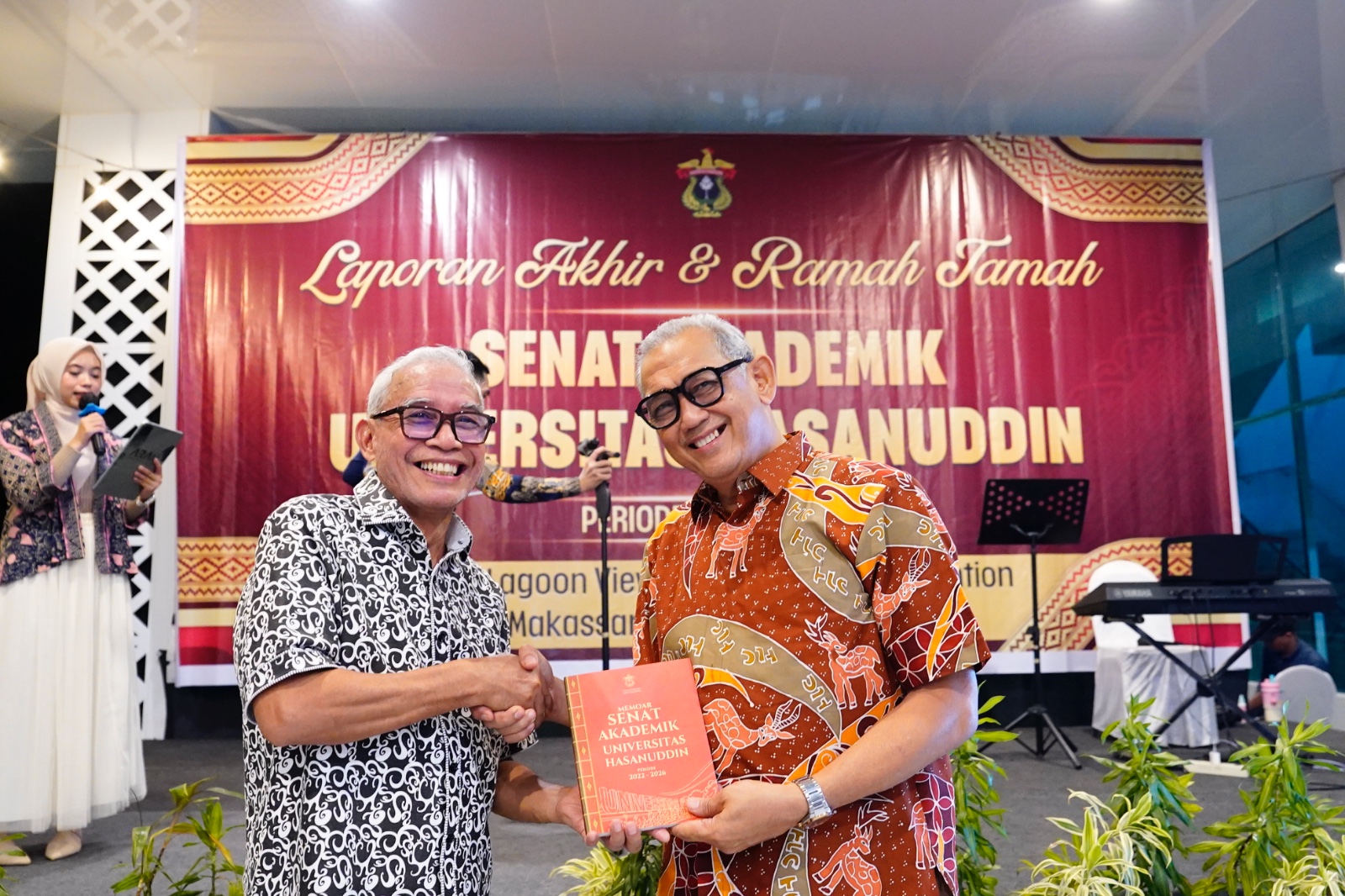Senat Akademik Unhas Tutup Masa Bakti 2022–2026, Serahkan Buku Memoar Empat Tahun Kepengurusan