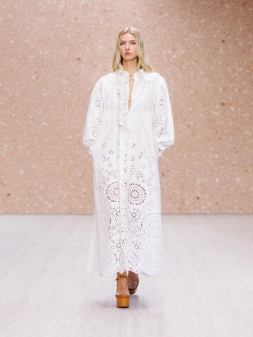 Apple Martin Debut Runway di Paris Fashion Week untuk Chloe