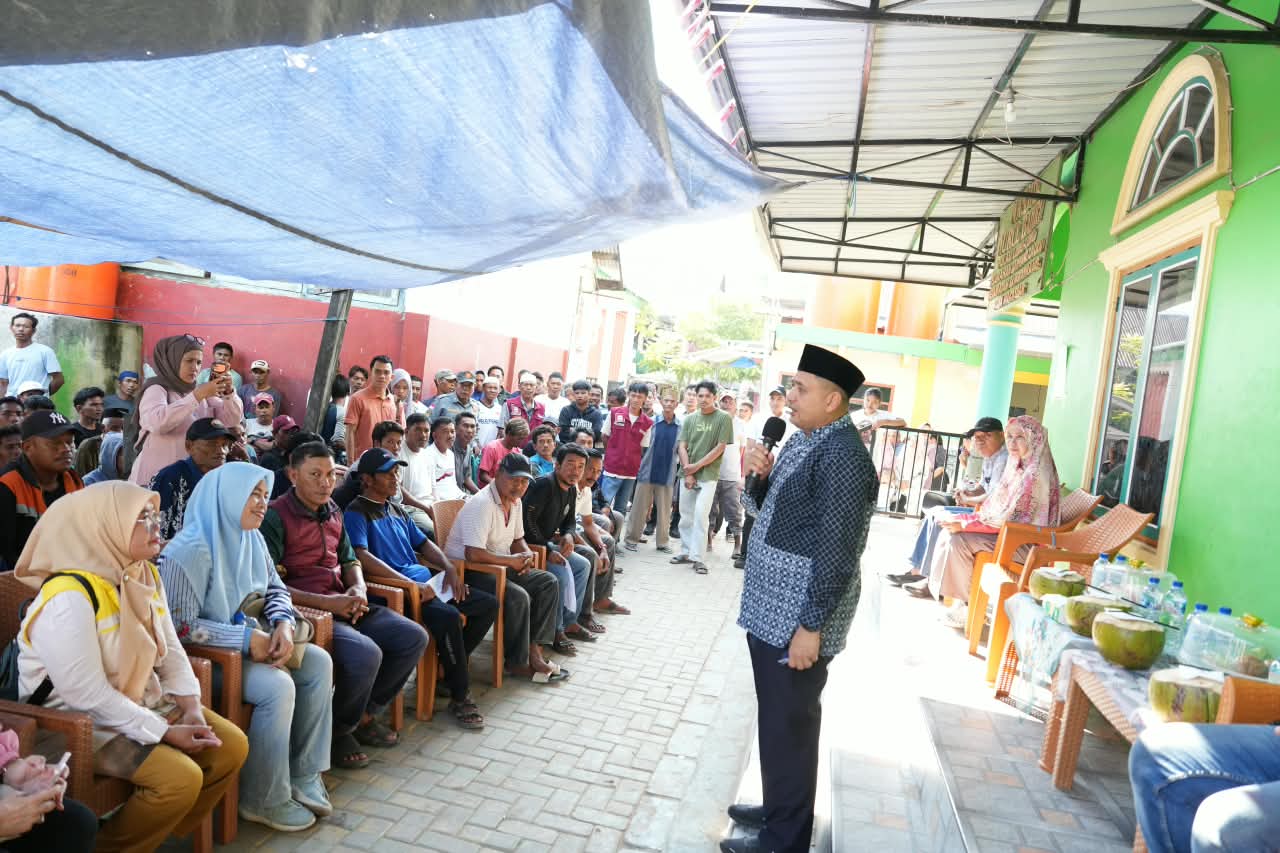 Wali Kota Makassar Serahkan GPS ke 143 Nelayan Lumu-Lumu, Siapkan Air Bersih hingga Dermaga