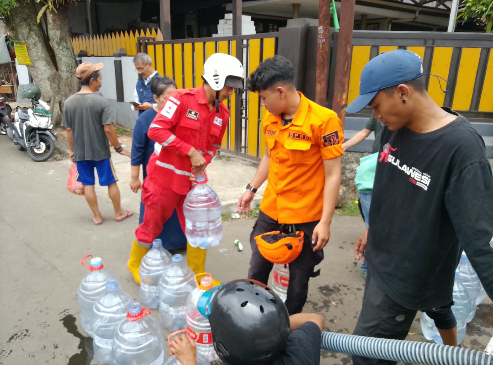 330 Warga Nyomplong Sukabumi Krisis Air Bersih, BPBD Salurkan 5.000 Liter ke RT5 dan RT6