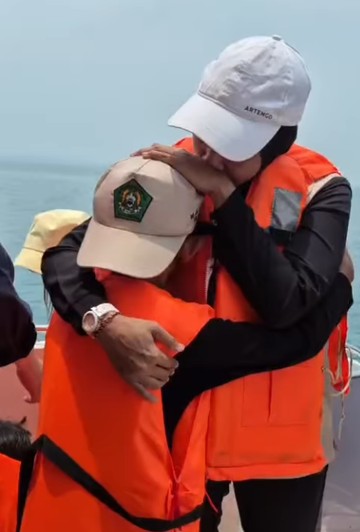 Tabur Bunga di Selat Sunda, Ultah Jurnalis yang Hilang