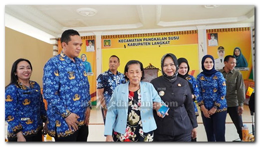 Plt Bupati Langkat Tiorita Temui 84 Warga Pangkalan Susu Penerima Bantuan Rumah Pascabencana