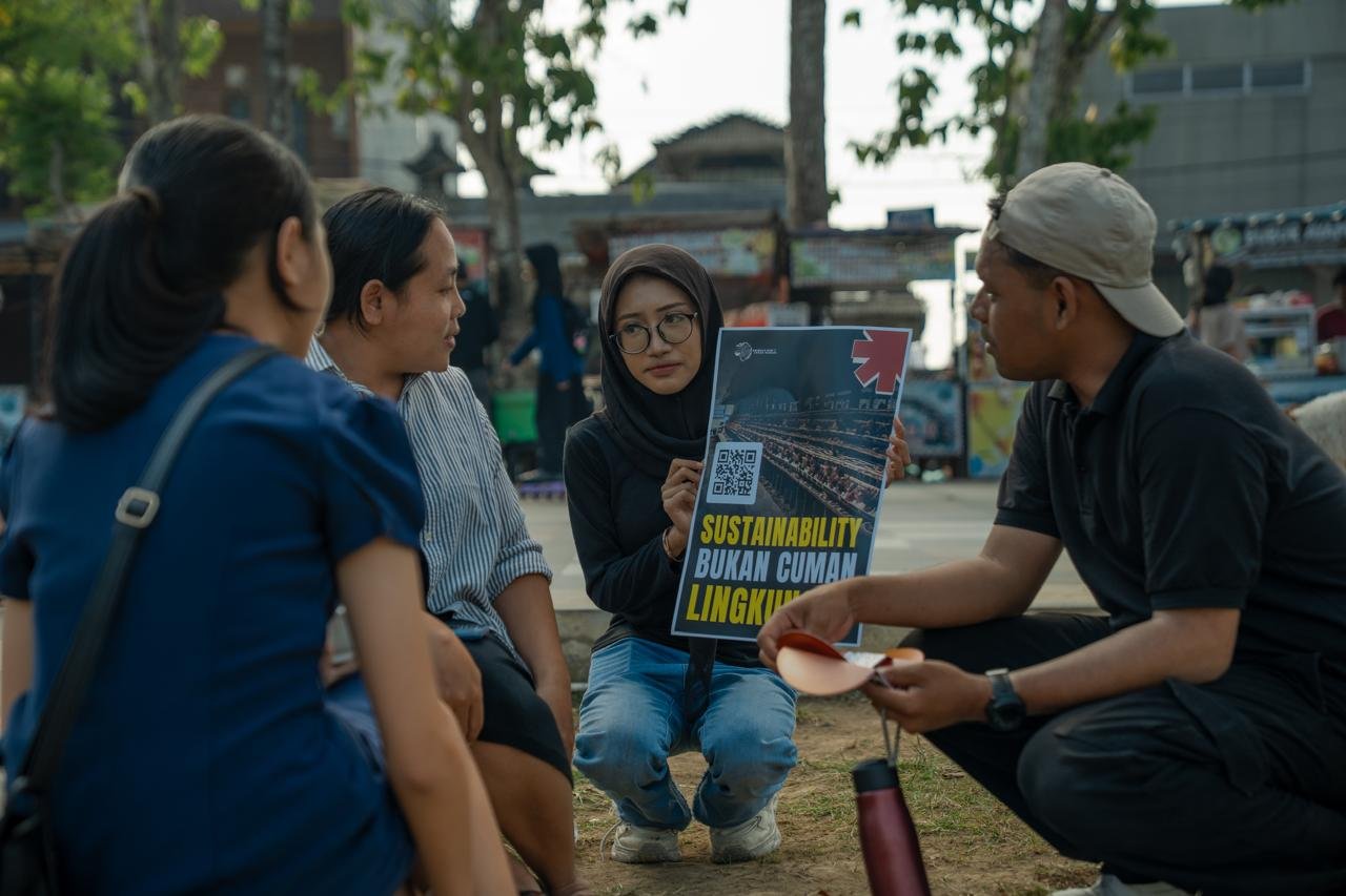 Pegiat Kesejahteraan Hewan Kampanye di Tabanan, Dorong Gerai Kopi FC Pakai Telur Cage-Free