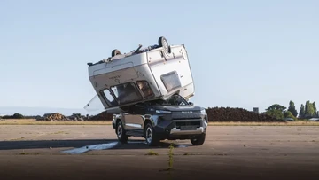 Toyota Hilux Listrik Ditimpa Karavan 760 Kg dari Ketinggian 9 Meter, Tetap Menyala