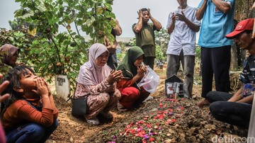 Balita Korban Kebakaran Cakung Dimakamkan, Kembarannya Masih Dirawat
