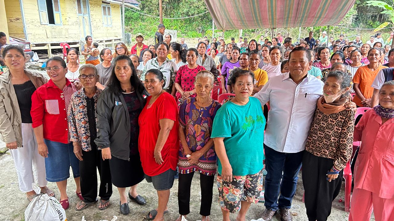 Rapidin Simbolon Serahkan Benih Jagung Pioneer 32 ke 170 Kepala Keluarga Petani Urat Samosir